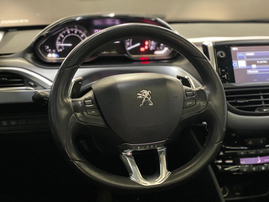 Peugeot 208 Preto