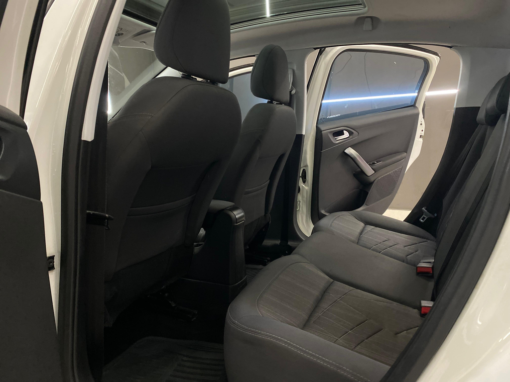 Peugeot 208 Preto