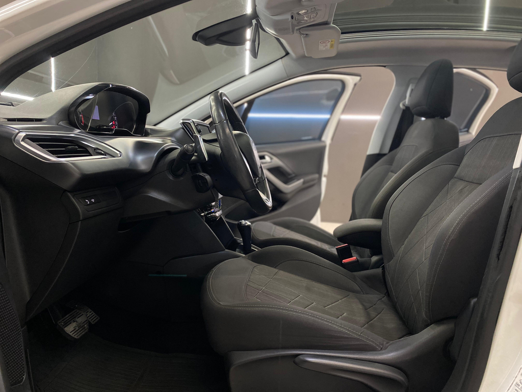 Peugeot 208 Preto
