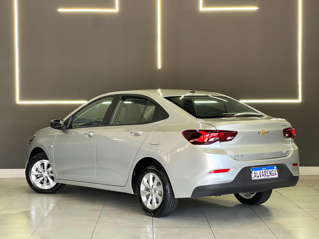 Chevrolet Onix Sedan Prata