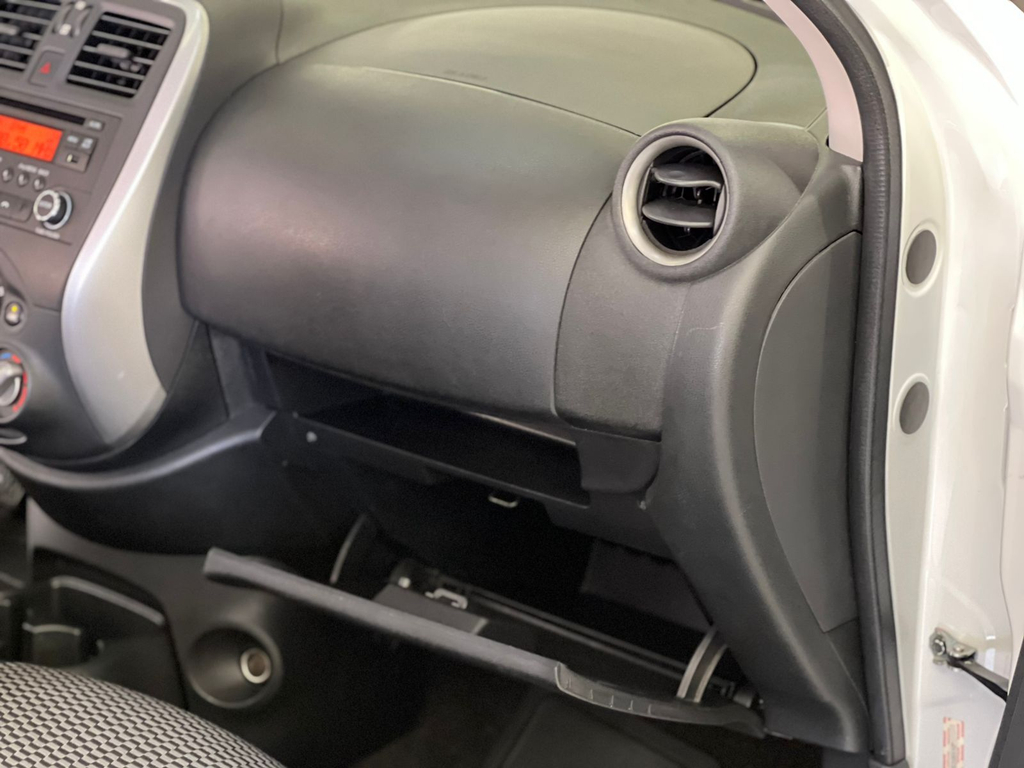 Nissan March Branco