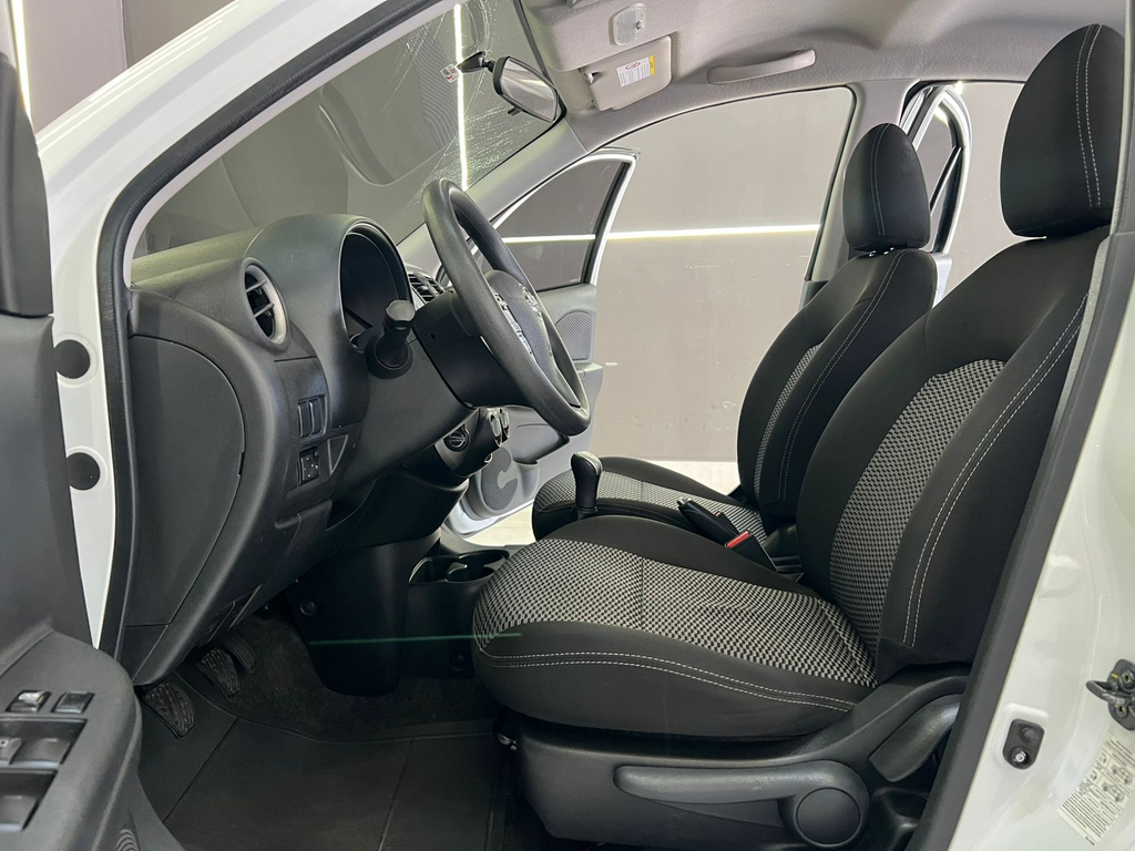 Nissan March Branco