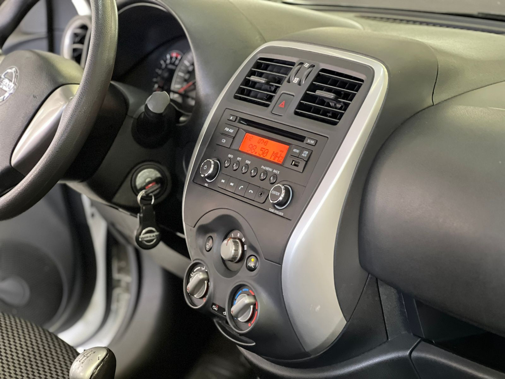 Nissan March Branco