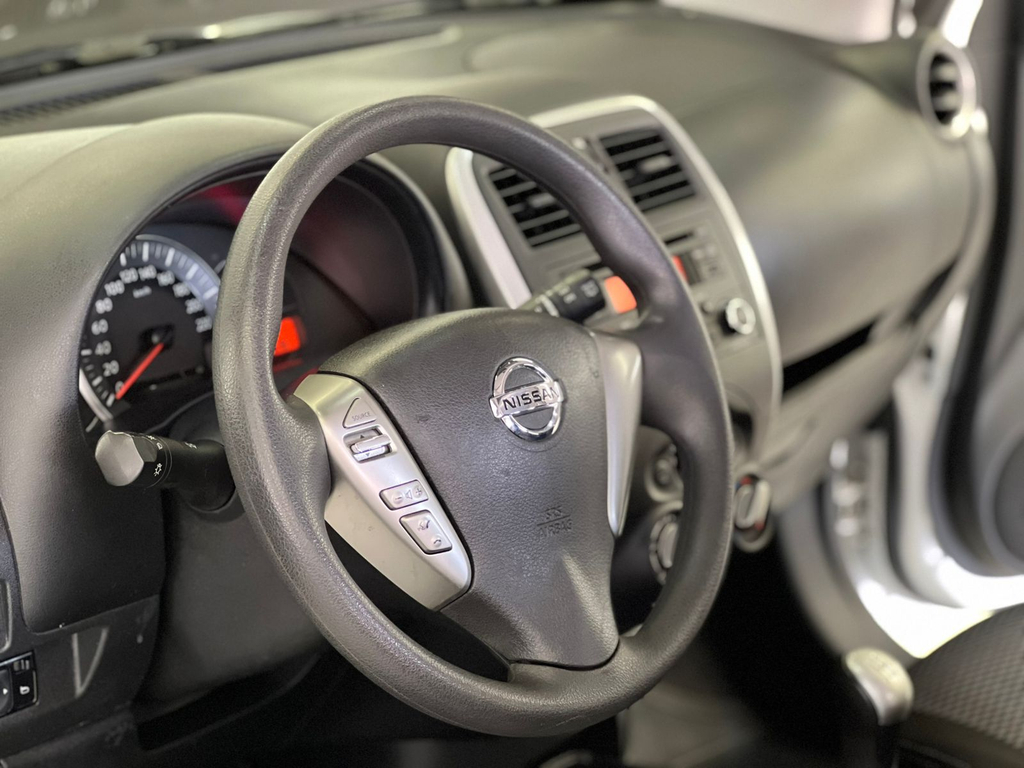 Nissan March Branco