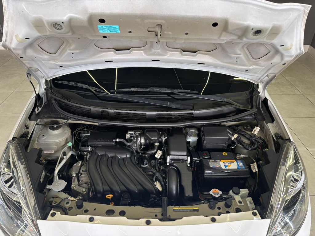 Nissan March Branco