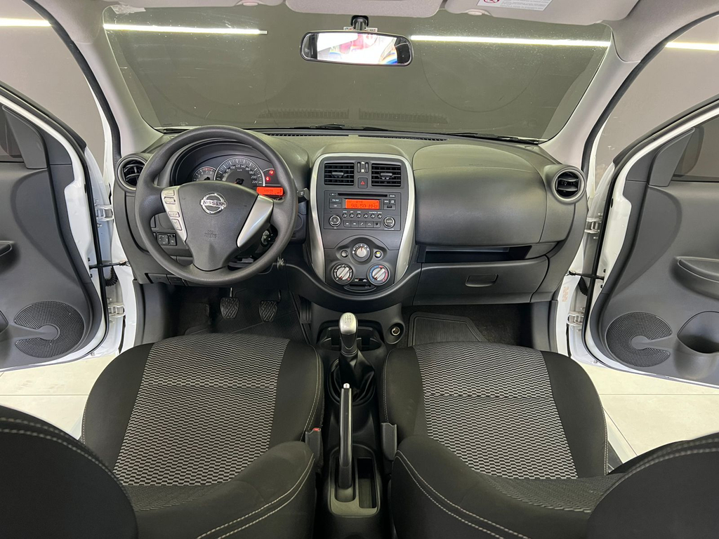 Nissan March Branco