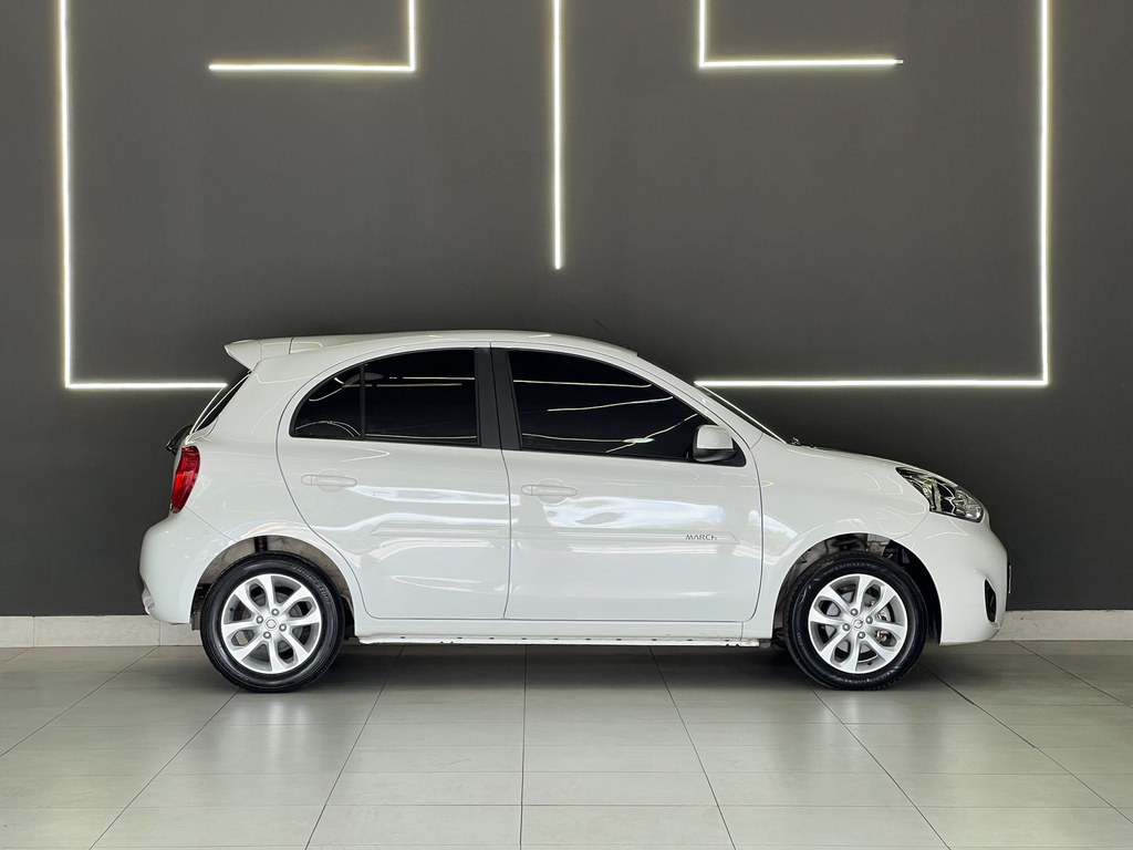Nissan March Branco