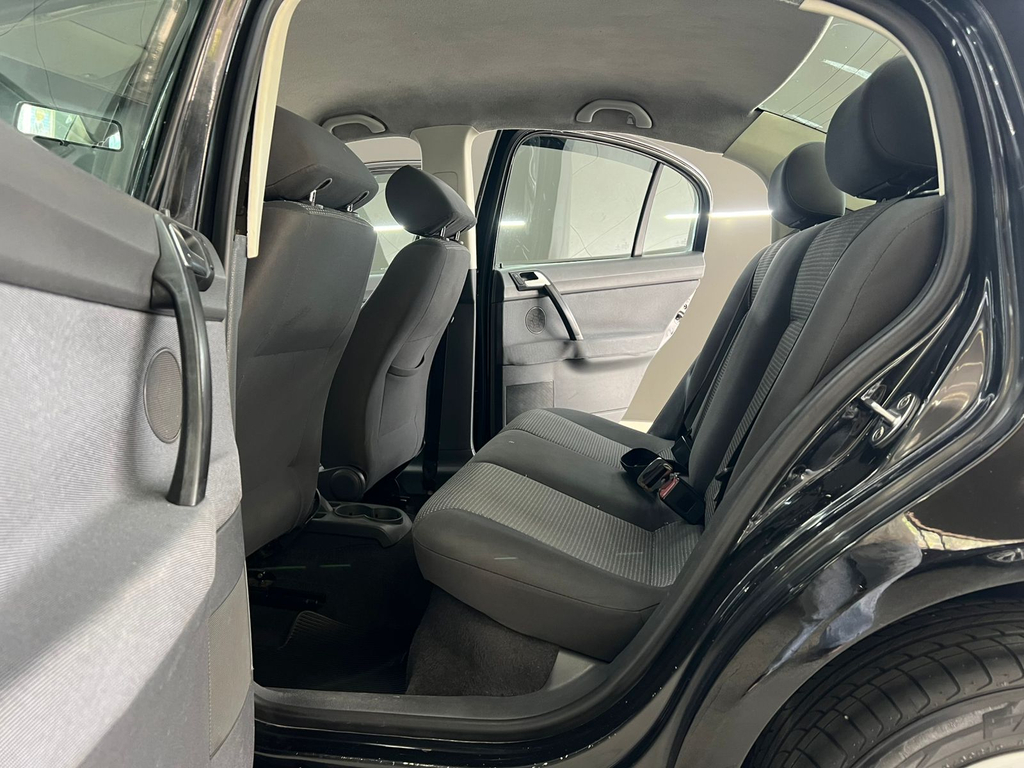 Volkswagen Polo Sedan Preto