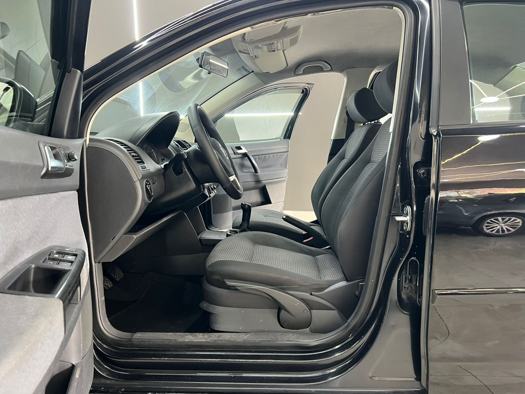 Volkswagen Polo Sedan Preto