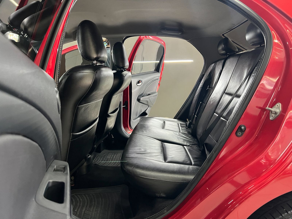 Toyota Etios Sedan Vermelho