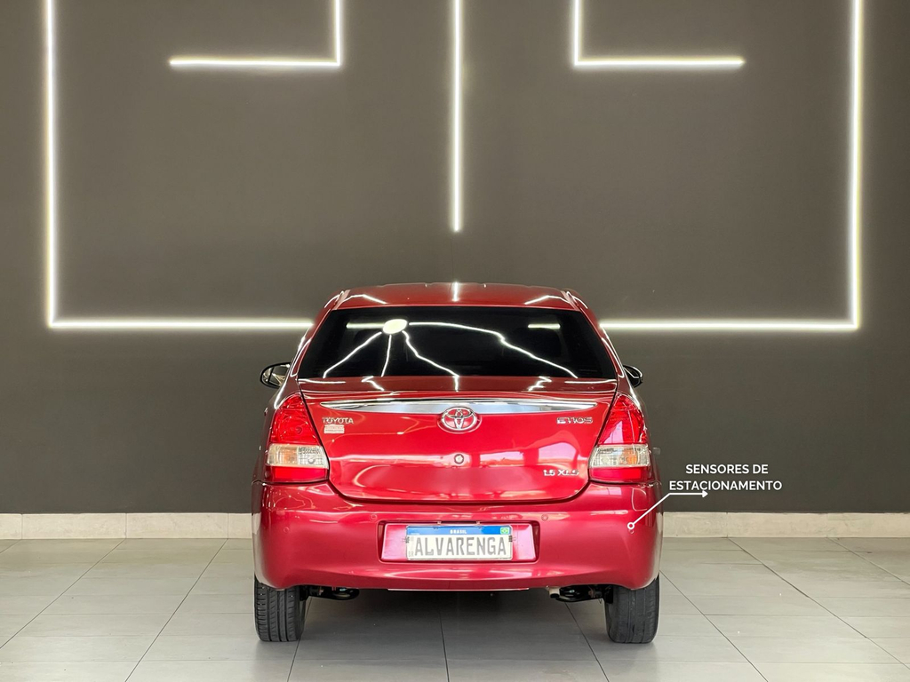 Toyota Etios Sedan Vermelho