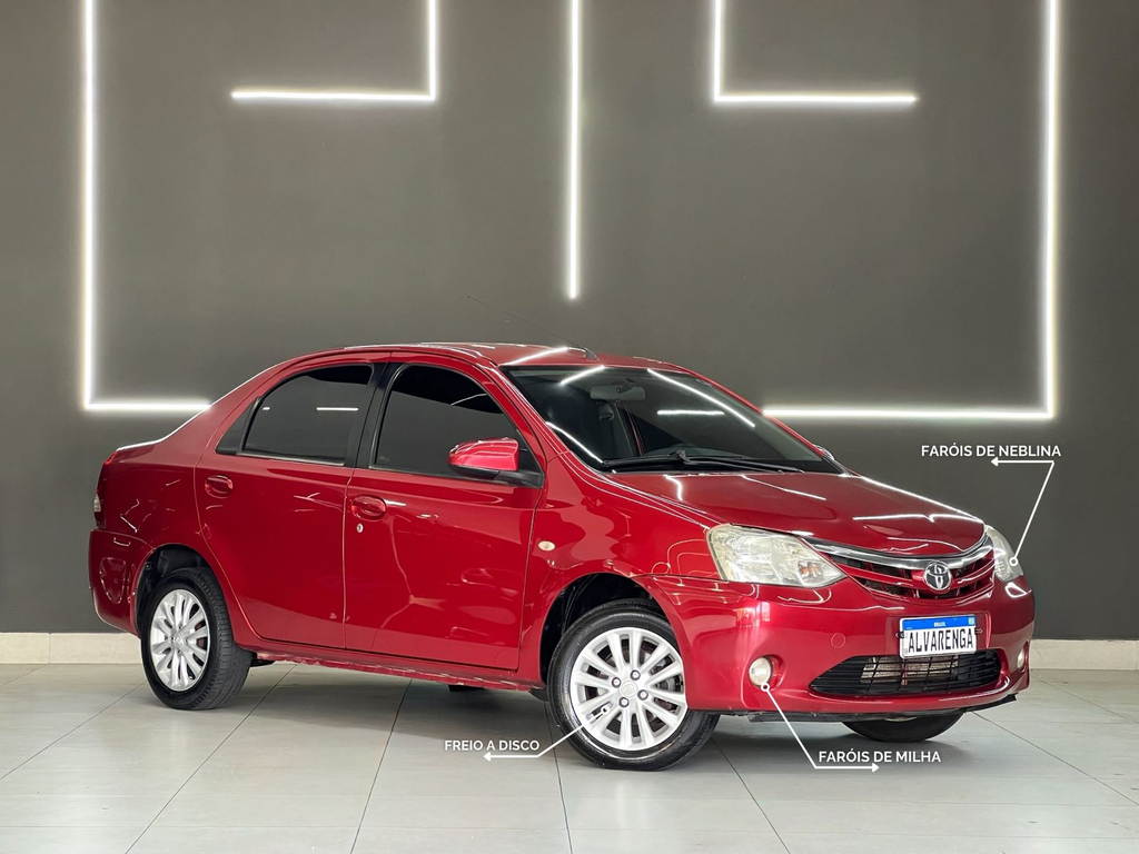 Toyota Etios Sedan Vermelho