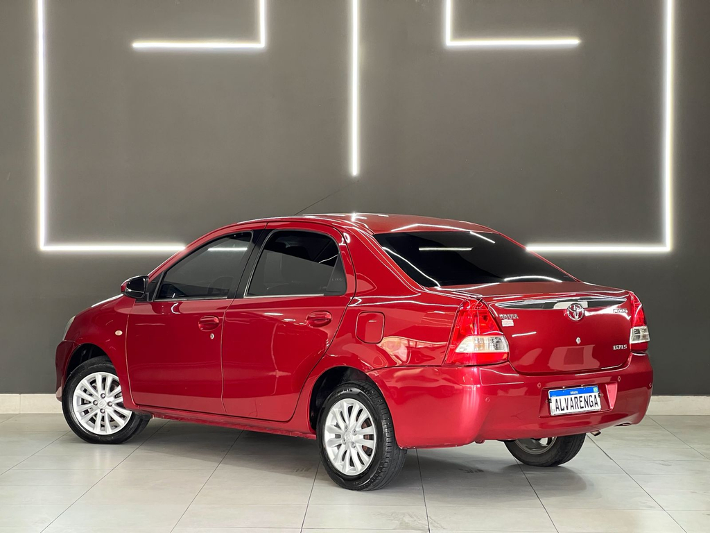 Toyota Etios Sedan Vermelho