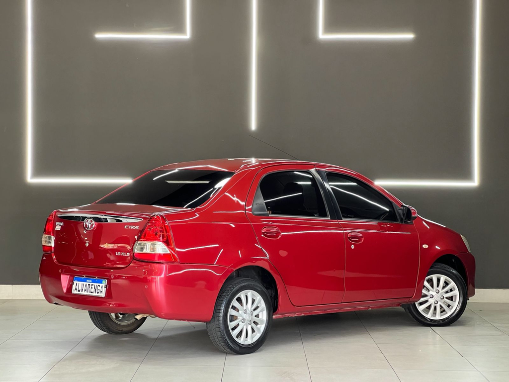 Toyota Etios Sedan Vermelho