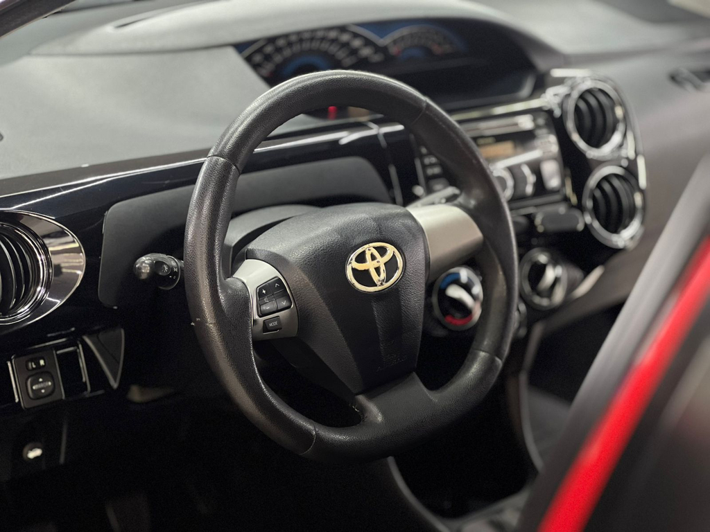 Toyota Etios Sedan Vermelho