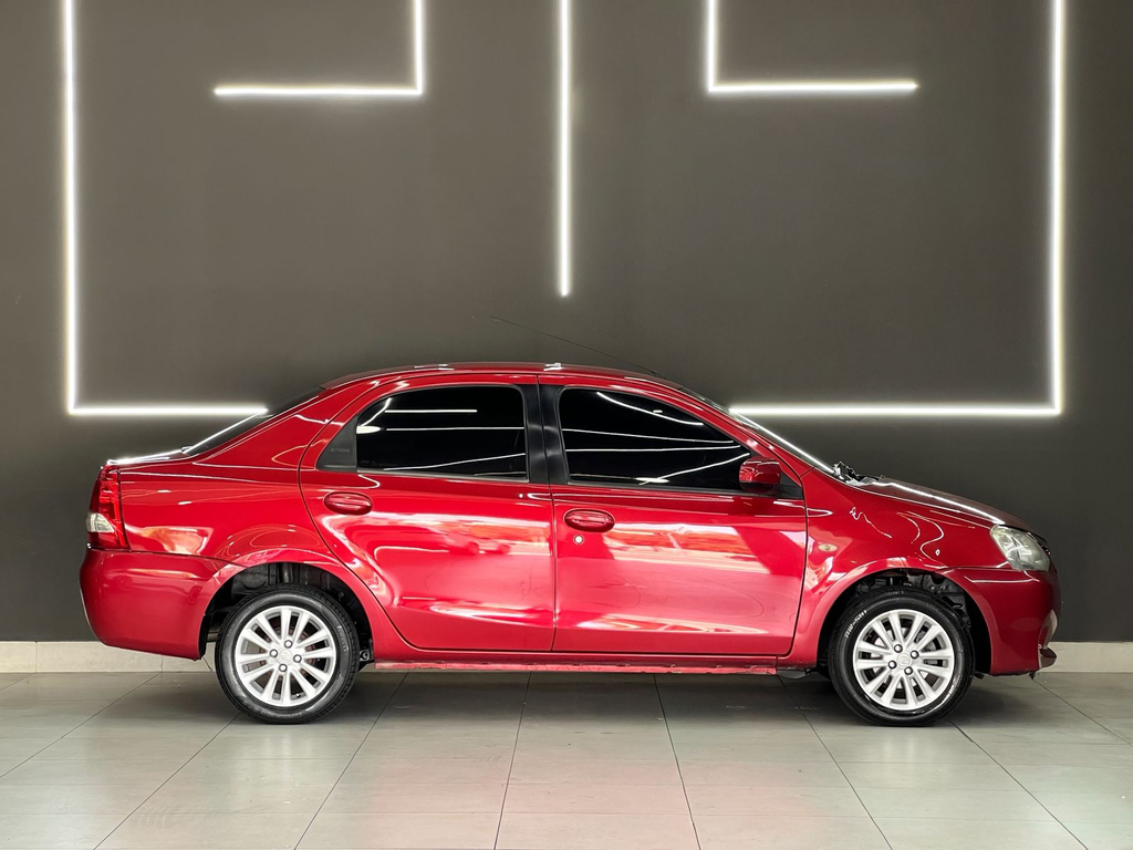 Toyota Etios Sedan Vermelho