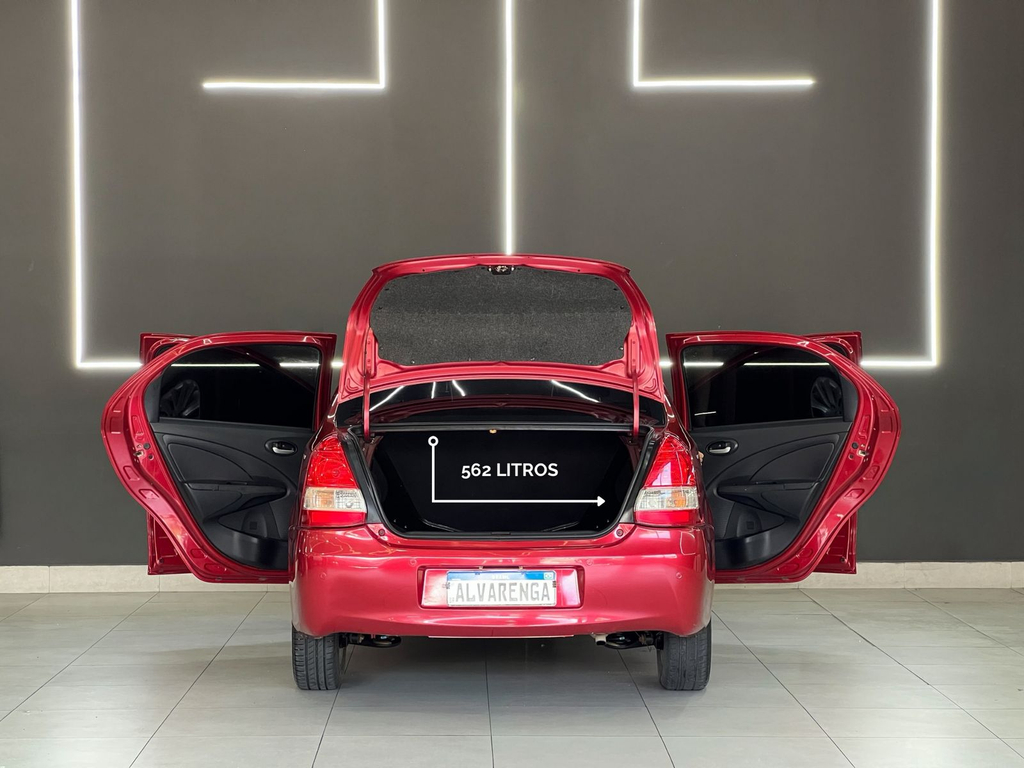 Toyota Etios Sedan Vermelho