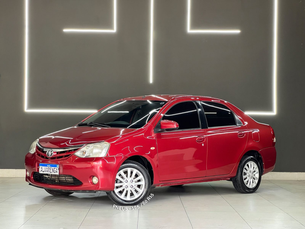 Toyota Etios Sedan Vermelho