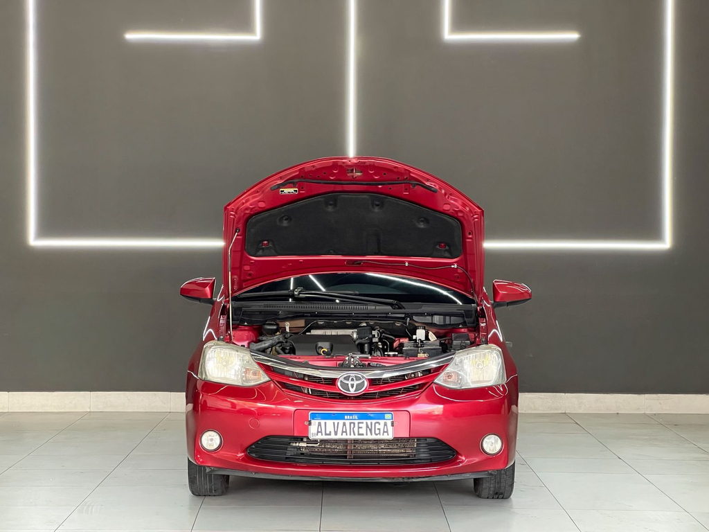 Toyota Etios Sedan Vermelho