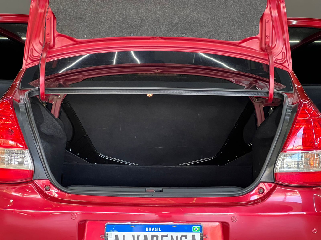 Toyota Etios Sedan Vermelho