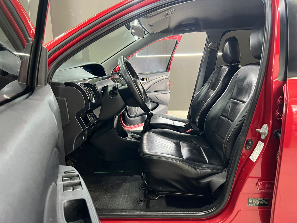 Toyota Etios Sedan Vermelho