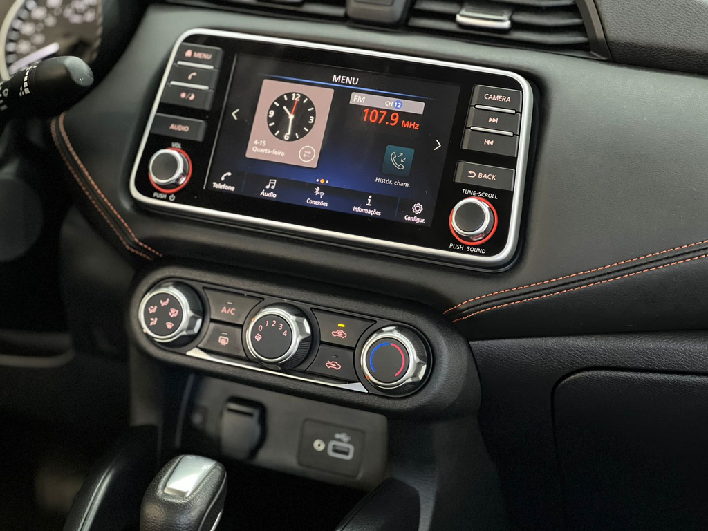 Nissan Versa Cinza