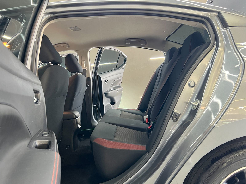 Nissan Versa Cinza