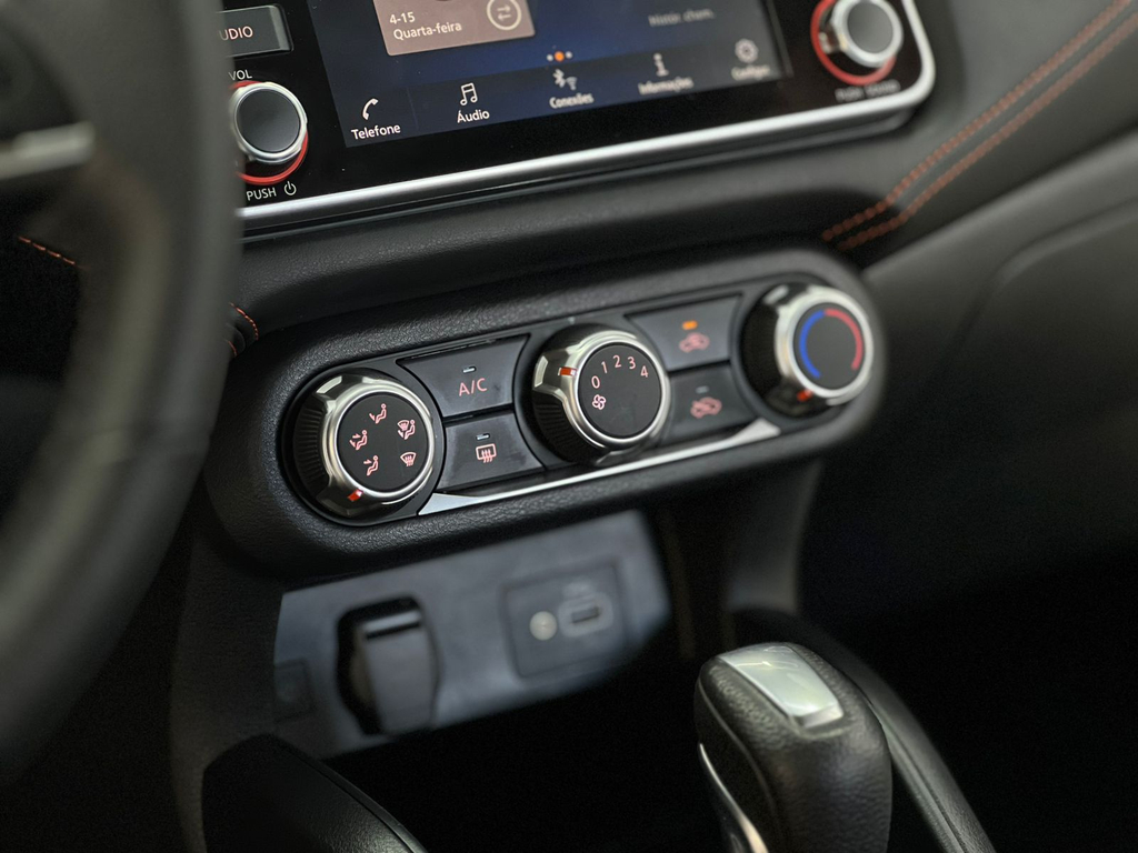 Nissan Versa Cinza