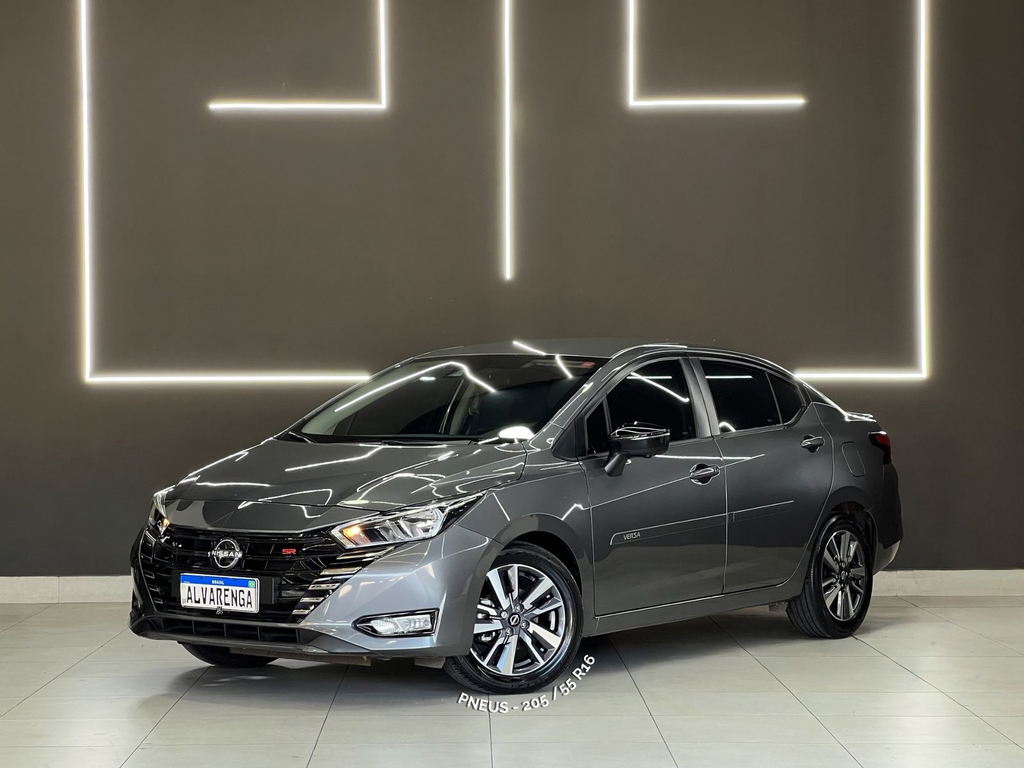 Nissan Versa Cinza