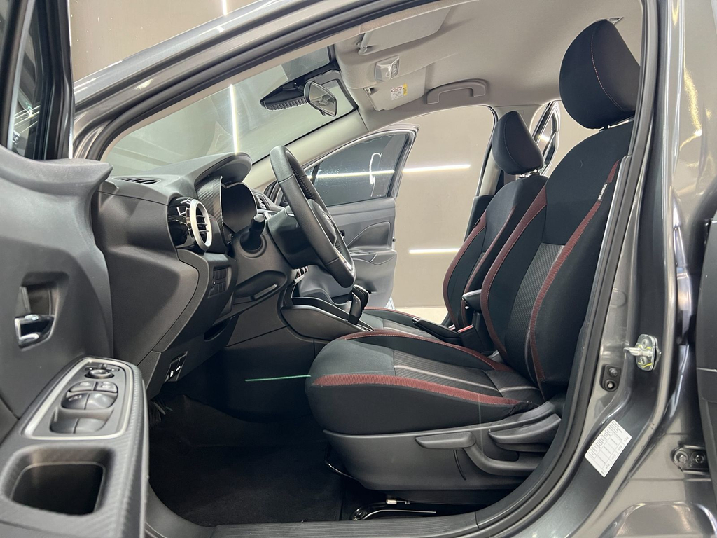 Nissan Versa Cinza