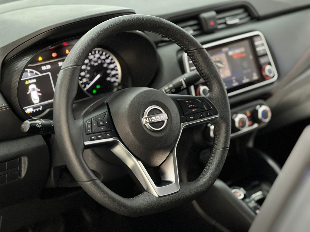 Nissan Versa Cinza