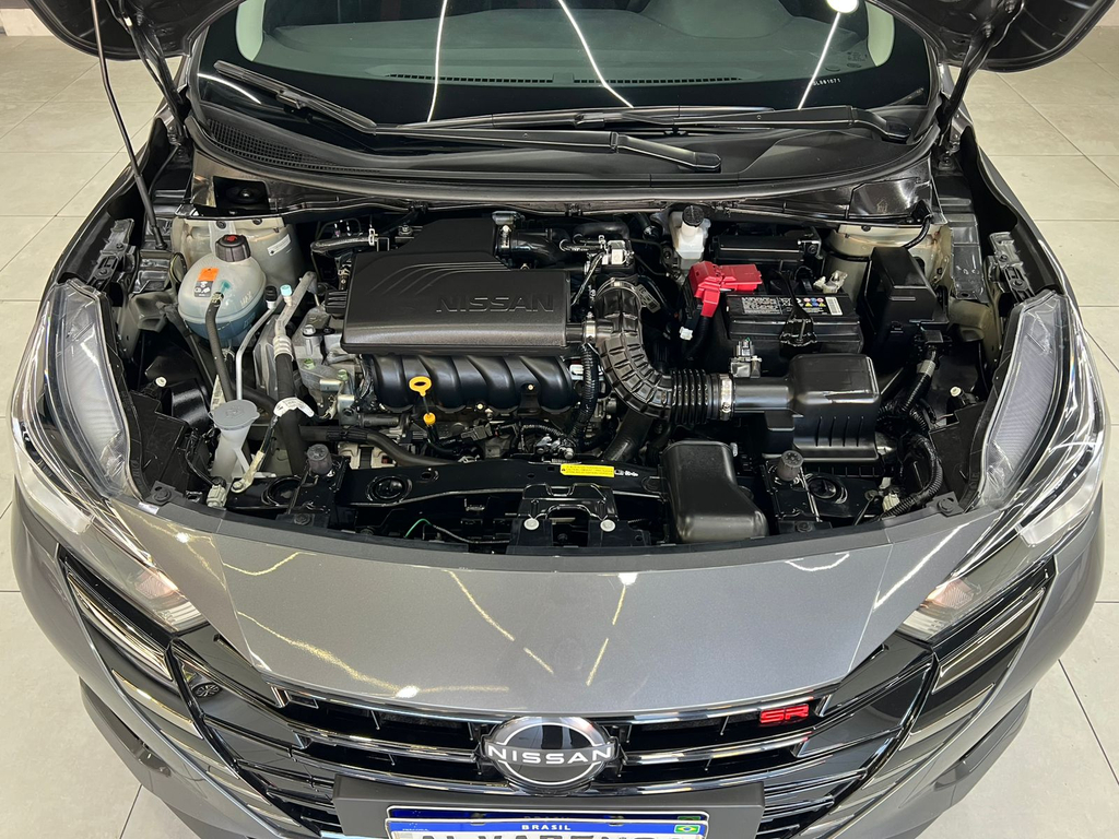 Nissan Versa Cinza