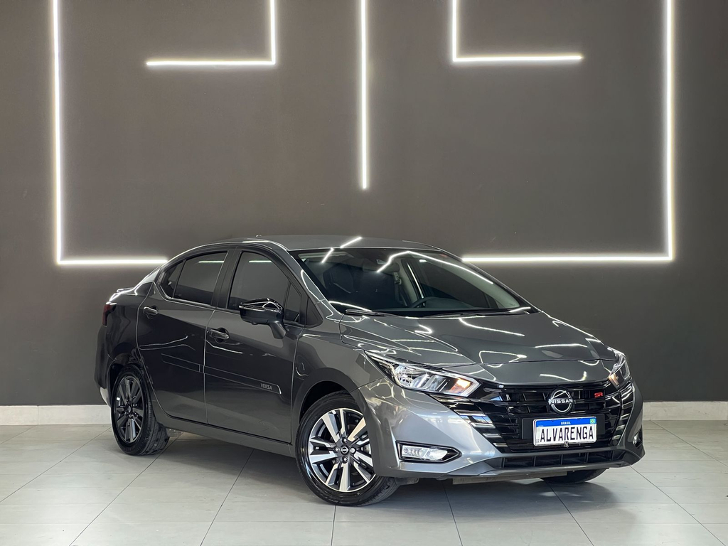 Nissan Versa Cinza