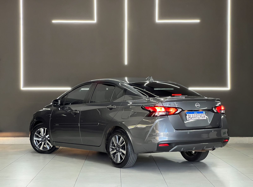 Nissan Versa Cinza