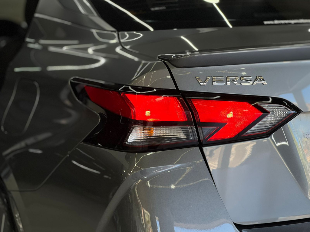Nissan Versa Cinza