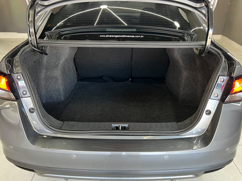 Nissan Versa Cinza