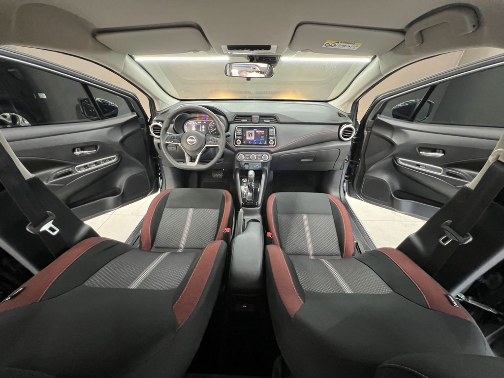 Nissan Versa Cinza