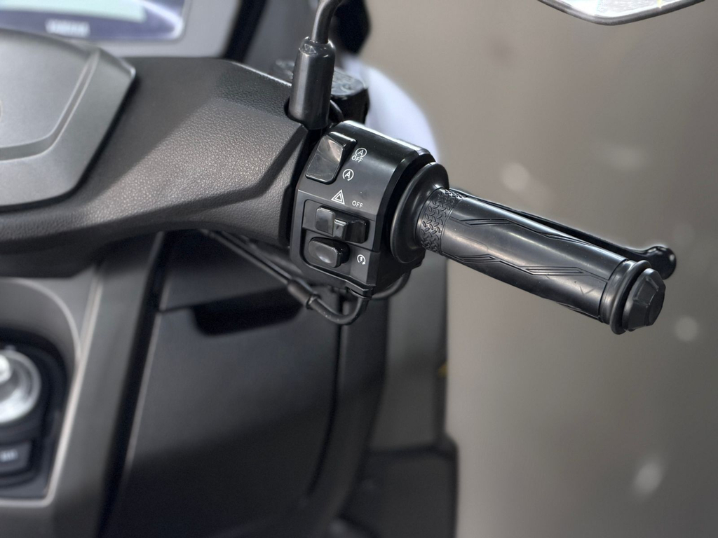 Yamaha NMAX Cinza