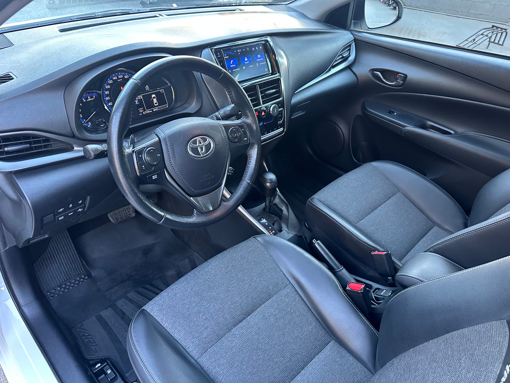 Toyota Yaris Branco