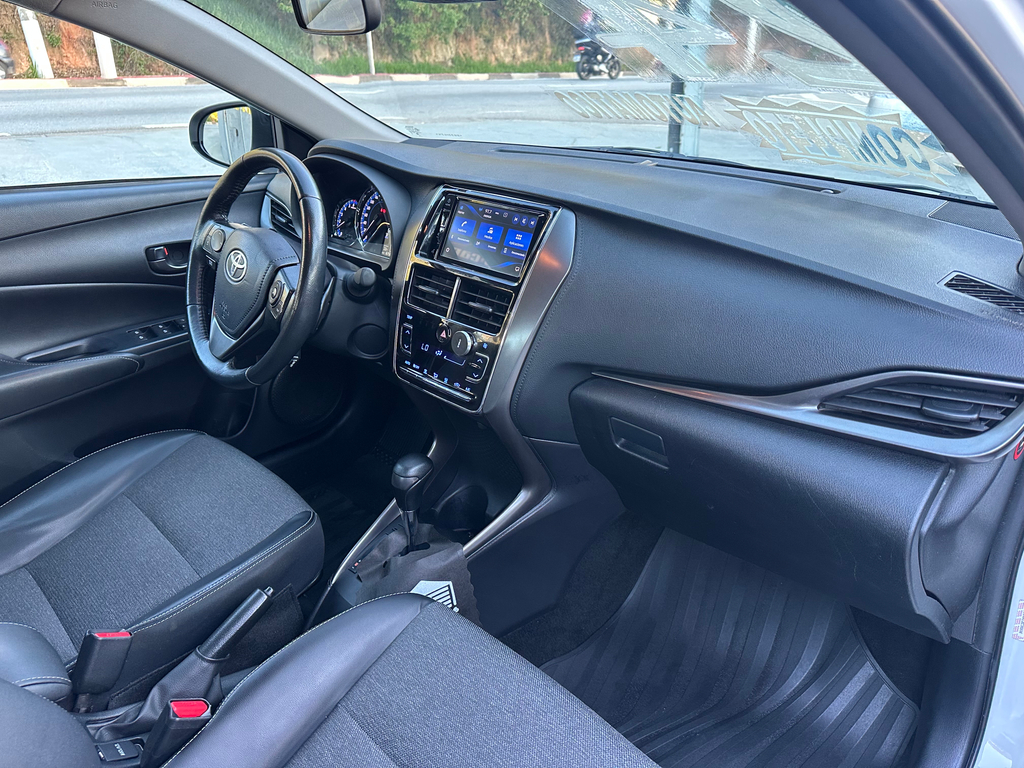 Toyota Yaris Branco