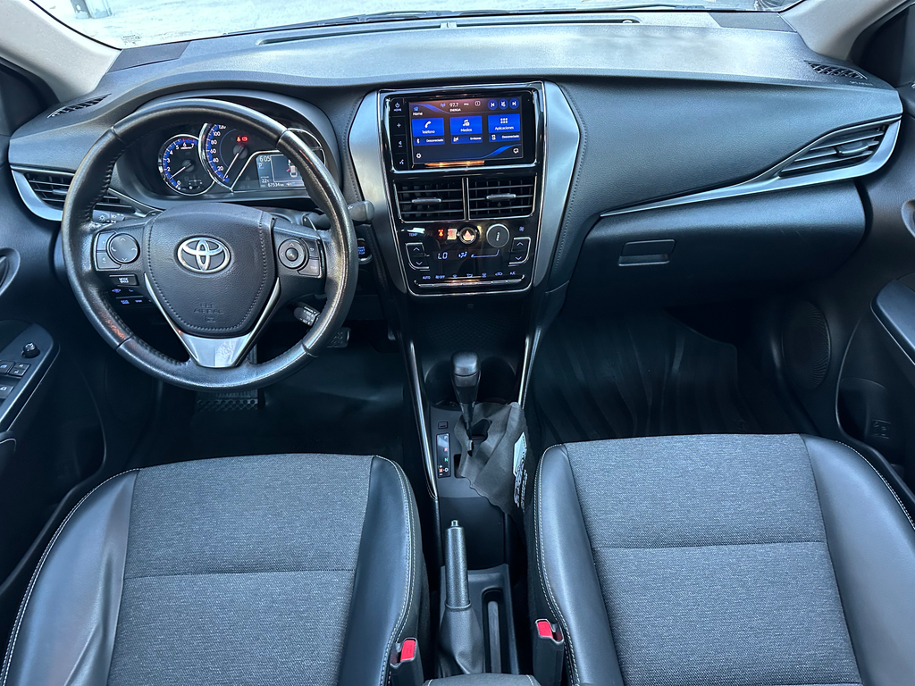 Toyota Yaris Branco