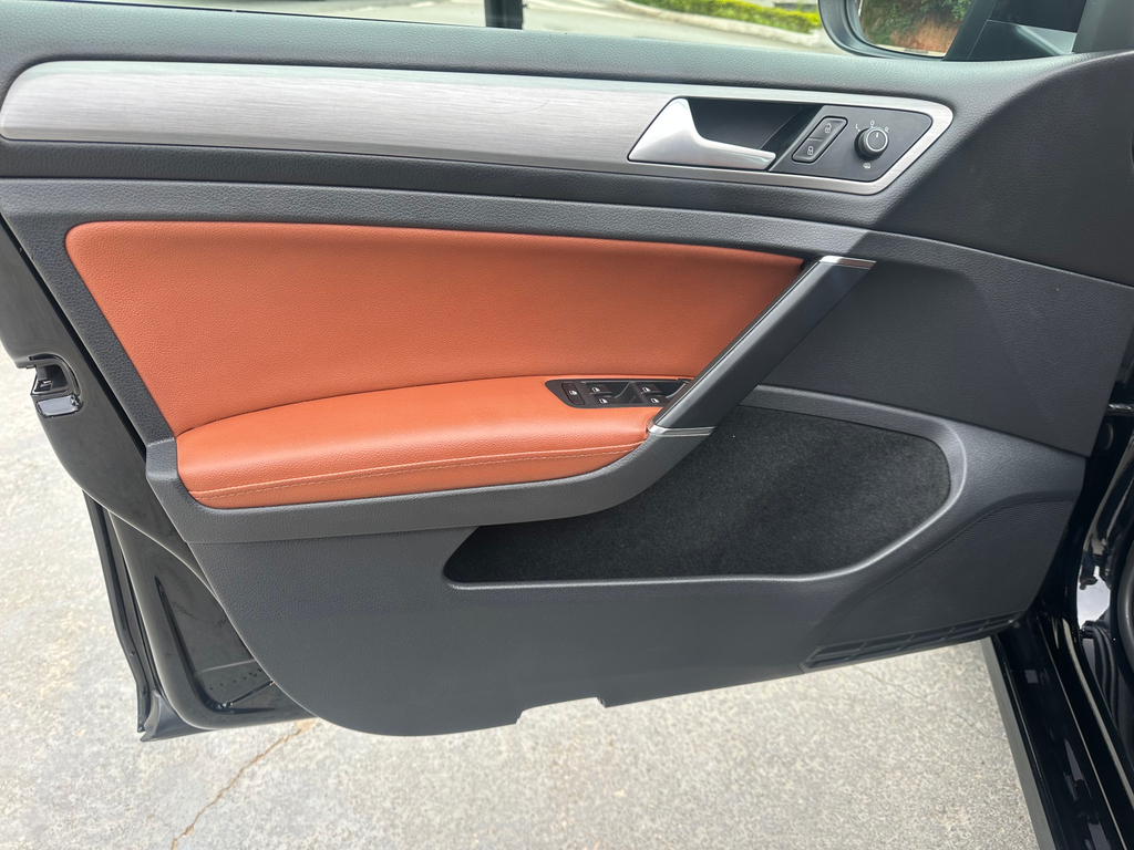 Volkswagen Golf Preto