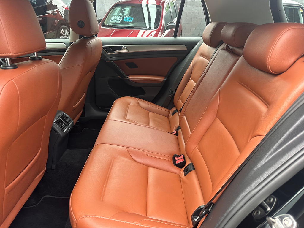 Volkswagen Golf Preto