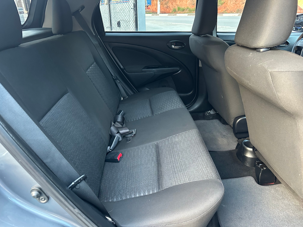 Toyota Etios Hatch Cinza