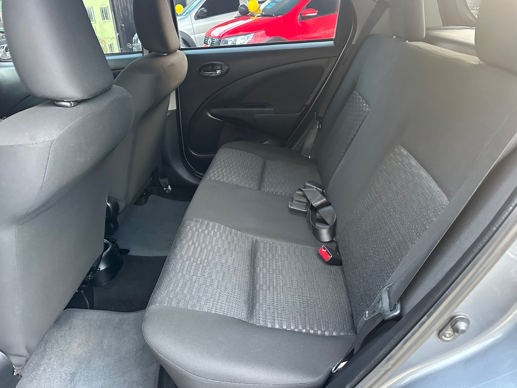 Toyota Etios Hatch Cinza