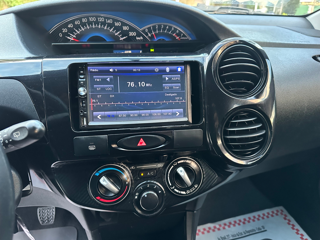 Toyota Etios Hatch Cinza