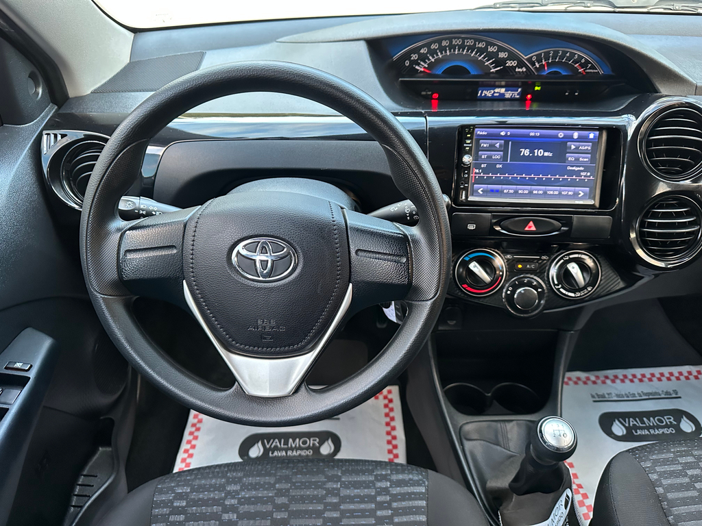 Toyota Etios Hatch Cinza