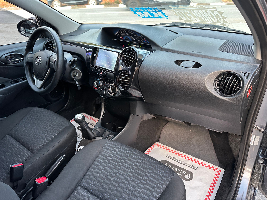 Toyota Etios Hatch Cinza