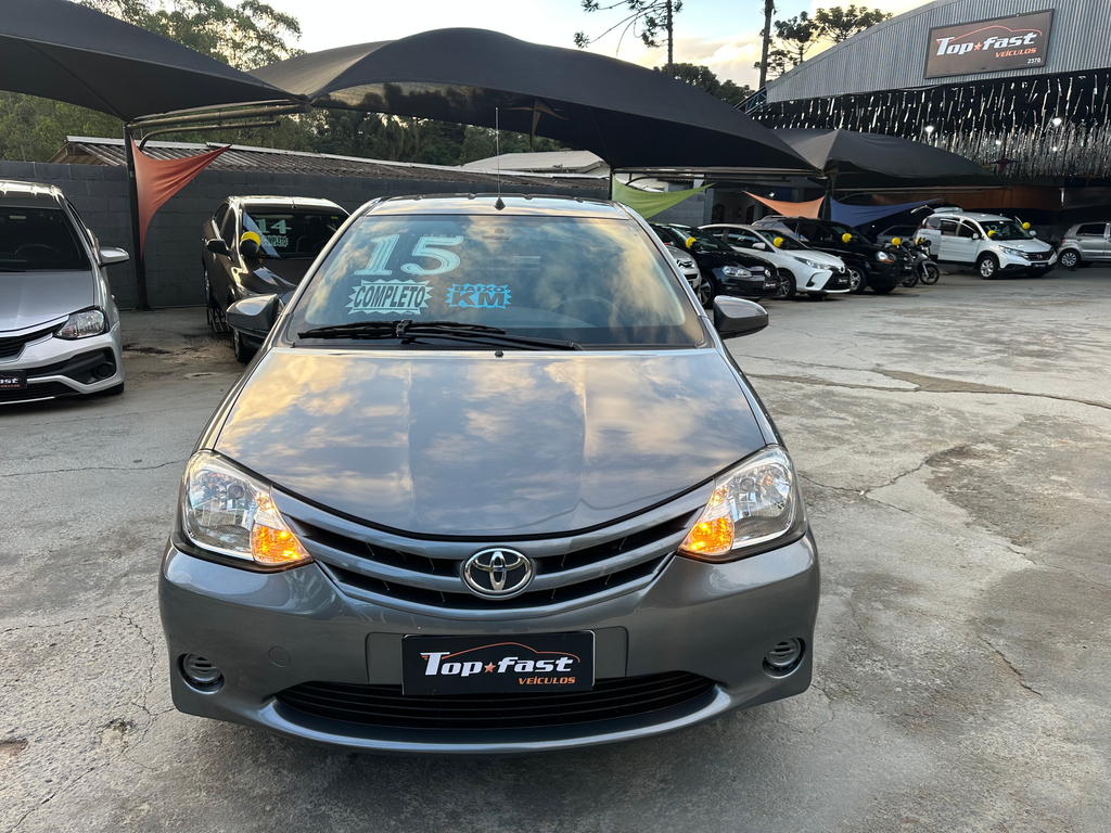 Toyota Etios Hatch Cinza