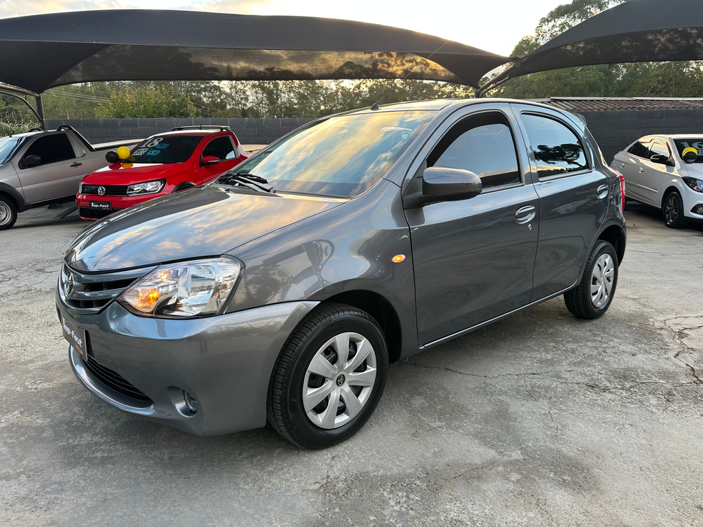 Toyota Etios Hatch Cinza